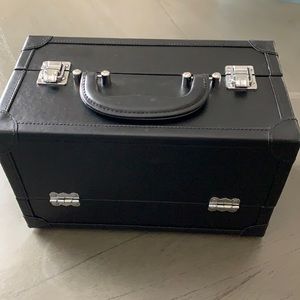 Make up or jewelry case black like new